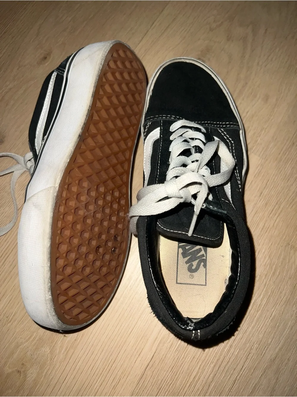 Women’s Vans Black and White Low-Top Skate Sneakers Platform